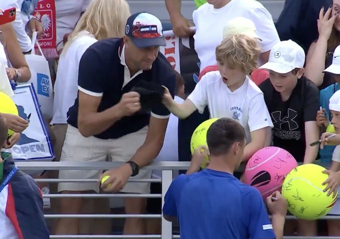 Scandal la US Open: Un om de afaceri a furat șapca cu autograf destinată unui copil. Cum s-a terminat totul