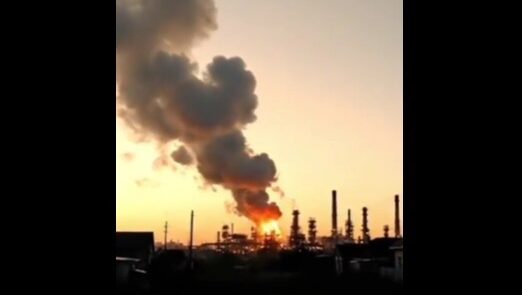 Ucraina afirmă că a lovit rafinăria de petrol rusă din Saratov. Rusia este pe punctul de a-şi reduce producţia de petrol din cauza atacurilor cu drone