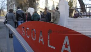 Ministrul Educaţiei solicită o analiză după cazul copilului de şase ani bătut şi umilit de colegi la un liceu din Cluj