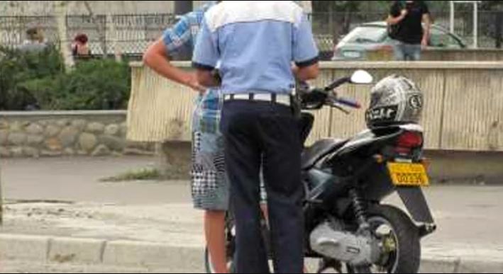 Un an și patru luni de închisoare pentru tatăl a trei copii: prins băut pe moped în satul Cornești din Miroslava