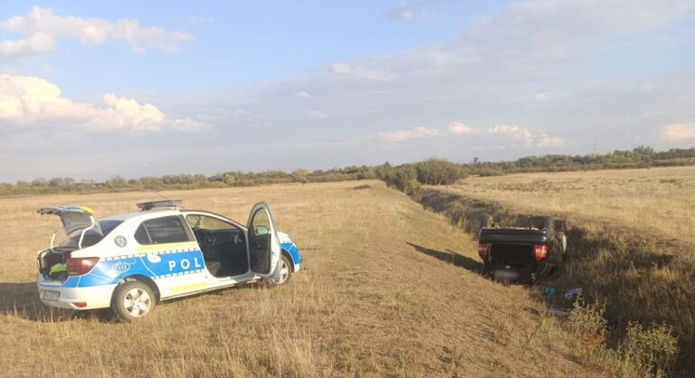 Urmărire ca-n filme, lângă Timișoara. Un șofer fără permis a fugit de polițiști și s-a răsturnat cu mașina pe un câmp