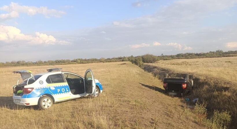 Urmărire ca-n filme, lângă Timișoara. Un șofer fără permis a fugit de polițiști și s-a răsturnat cu mașina pe un câmp
