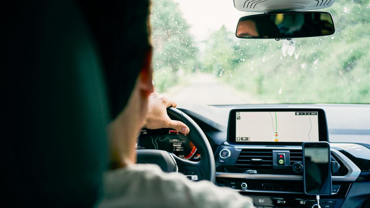  Un șofer prins fără permis a fost iertat de judecători pe motiv că mergea să-și vadă fiul la spital, în Iași