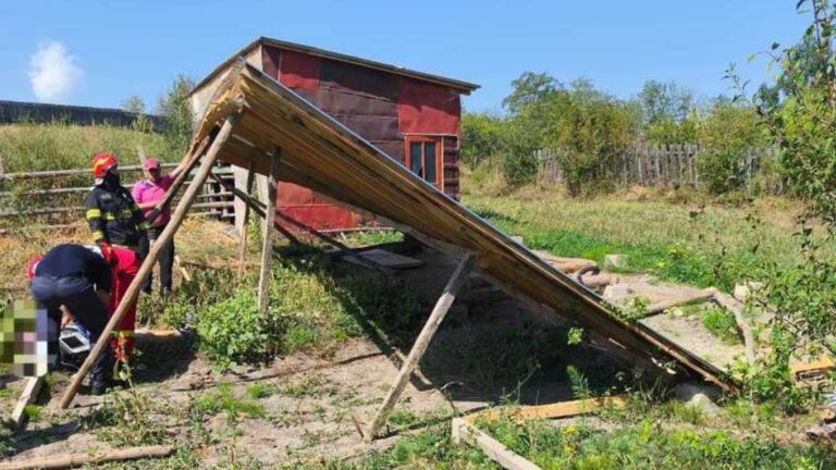 Un bărbat din Vrancea a murit după ce a fost prins sub un şopron prăbuşit