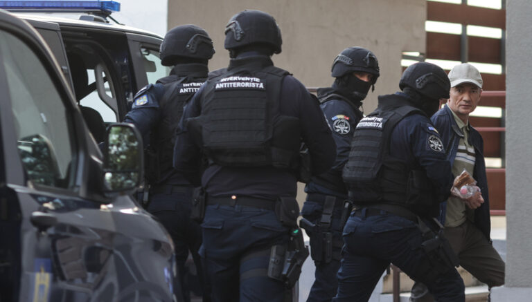 Bărbatul suspectat de spionaj pentru KGB a fost reţinut şi va fi prezentat instanţei cu propunere de arestare preventivă