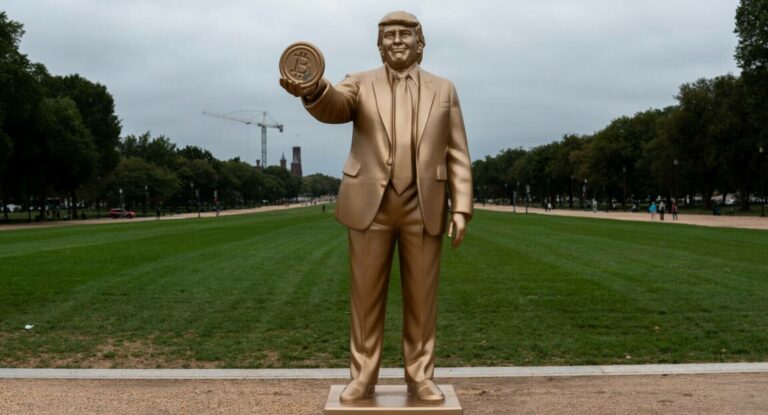 Washington: O statuie aurie de aproape 4 metri cu Trump, ținând în mână un Bitcoin, a apărut în fața Capitoliului