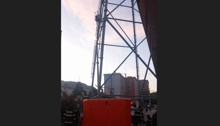 O persoană s-a urcat pe un stâlp al telegondolei din Piatra Neamţ – Intervin mai multe echipaje