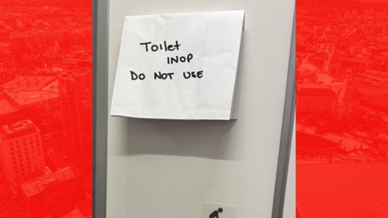 Pasagerii unui avion au fost puși să-și facă nevoile în sticle, după defectarea celor trei WC-uri de la bord: „O femeie în vârstă, care nu se putea abţine, a fost umiltă urinând pe ea în public”