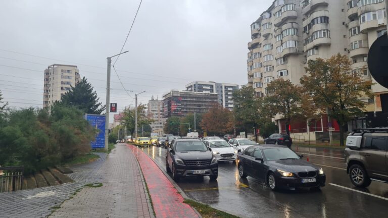 Prima ploaie mai „sănătoasă” de toamnă a blocat traficul pe marile artere ale Iașului - FOTO