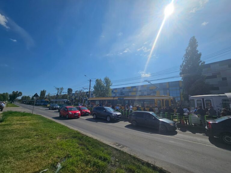 Jale la Baza 3 – Blocaj în trafic după ce un tramvai din secolul trecut a refuzat să mai pornească FOTO/VIDEO