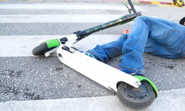 Accident în Răsboieni: bărbat de 44 de ani, lovit de mașină în timp ce mergea pe trotinetă electrică, a ajuns la Urgențe cu leziuni cerebrale grave