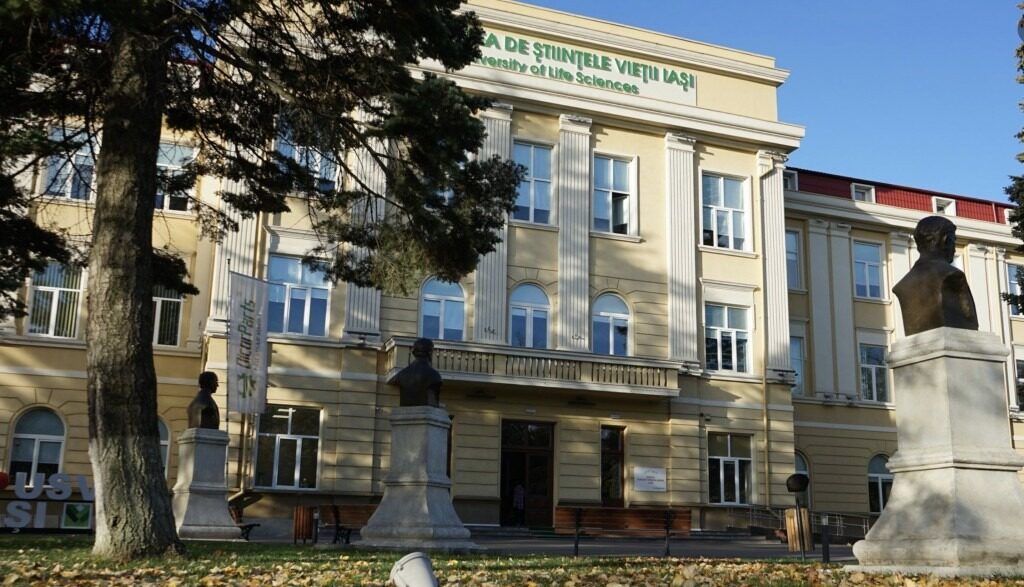 Profesor de la Universitatea din Iași, predând „Etică”, cercetat pentru comportamente nepotrivite față de studente.