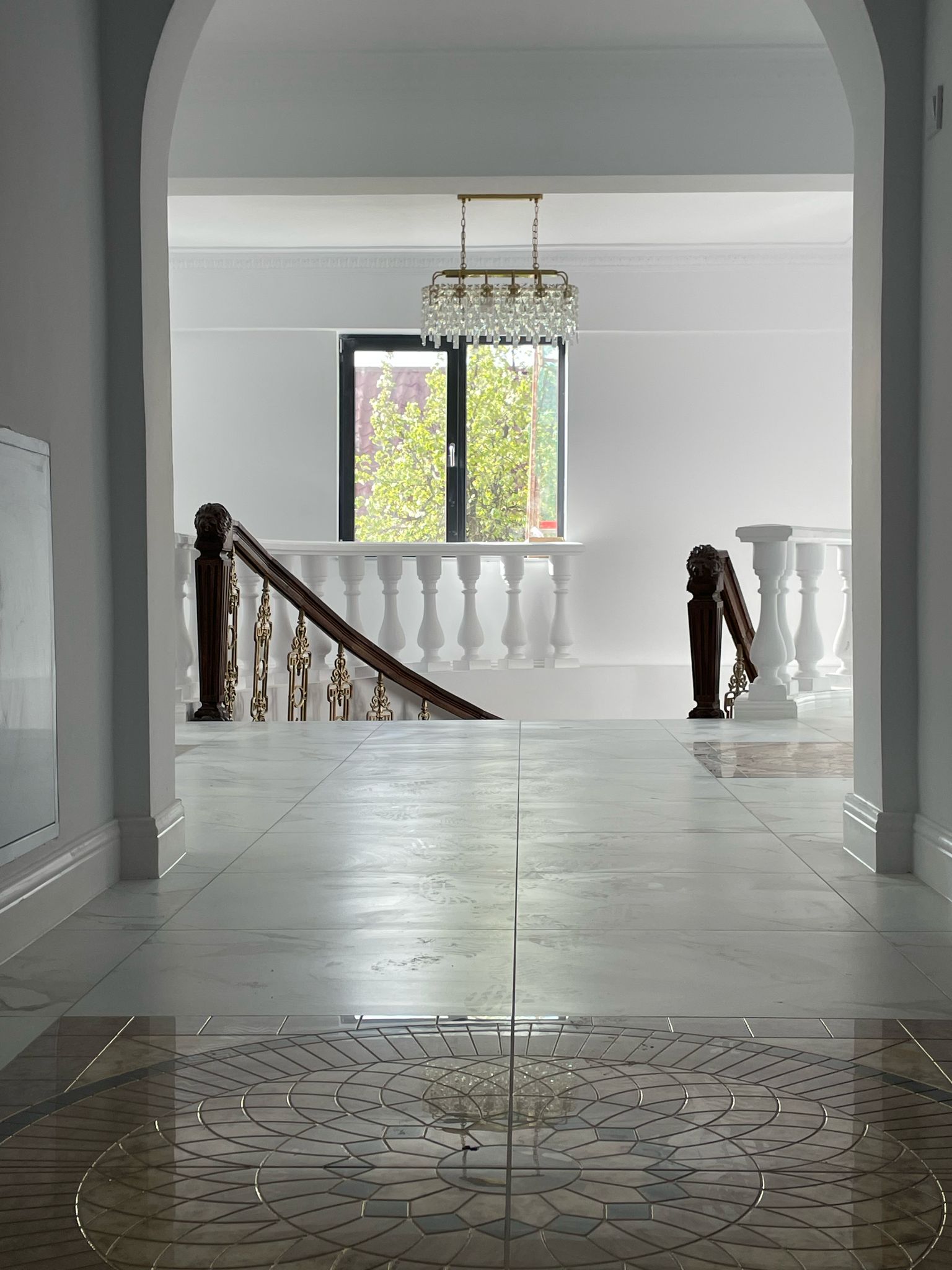 Vila familiei Vlasov, complet renovat&#259; cu 500.000 de euro de actualul proprietar, scoas&#259; din nou la v&acirc;nzare la pre&#539; aproape triplu. Imagini &icirc;n premier&#259; din interior