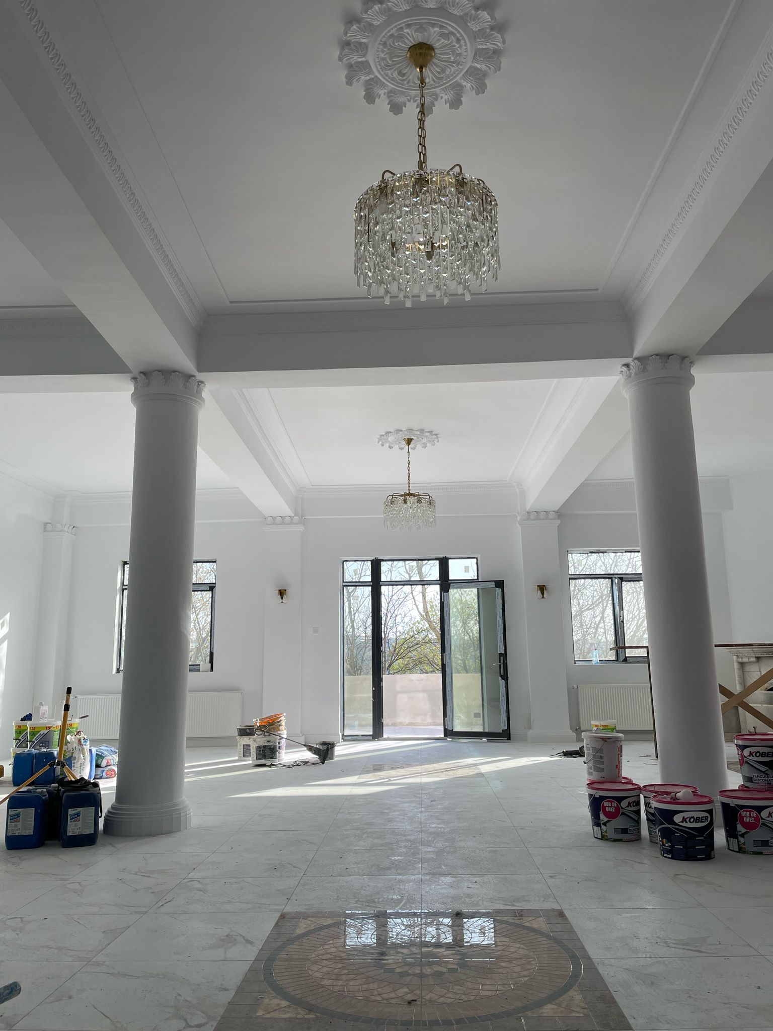 Vila familiei Vlasov, complet renovat&#259; cu 500.000 de euro de actualul proprietar, scoas&#259; din nou la v&acirc;nzare la pre&#539; aproape triplu. Imagini &icirc;n premier&#259; din interior