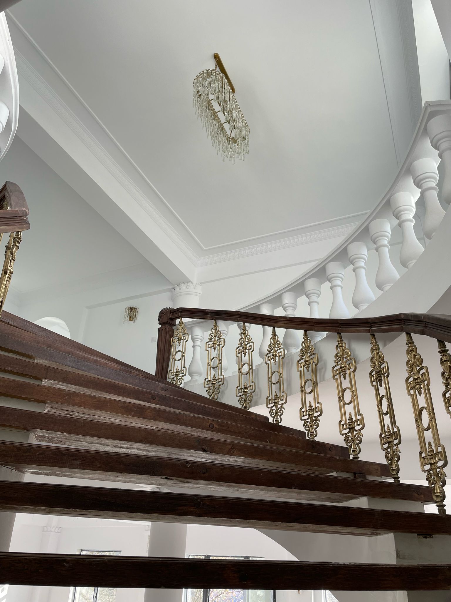 Vila familiei Vlasov, complet renovat&#259; cu 500.000 de euro de actualul proprietar, scoas&#259; din nou la v&acirc;nzare la pre&#539; aproape triplu. Imagini &icirc;n premier&#259; din interior