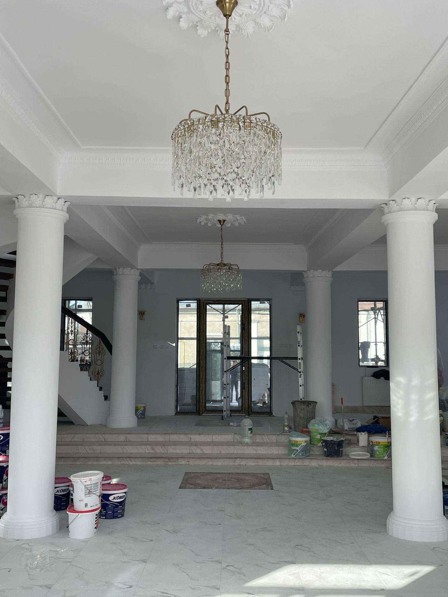 Vila familiei Vlasov, complet renovat&#259; cu 500.000 de euro de actualul proprietar, scoas&#259; din nou la v&acirc;nzare la pre&#539; aproape triplu. Imagini &icirc;n premier&#259; din interior