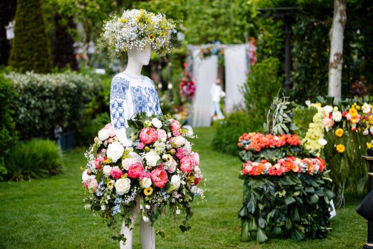 Spectacol vizual inedit în grădina Palas: 21 de instalații realizate din mii de flori naturale, în cadrul evenimentului „Florall – Festivalul Artei Florale”
