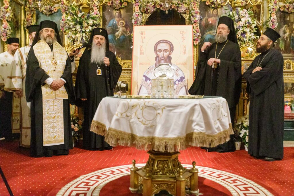  2005-10-11_moastele Sf Grigorie Palama - Foto Silviu Cluci redim_3457