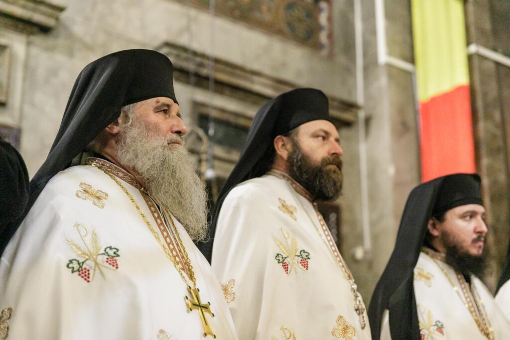  2005-10-11_moastele Sf Grigorie Palama - Foto Silviu Cluci redim_3490