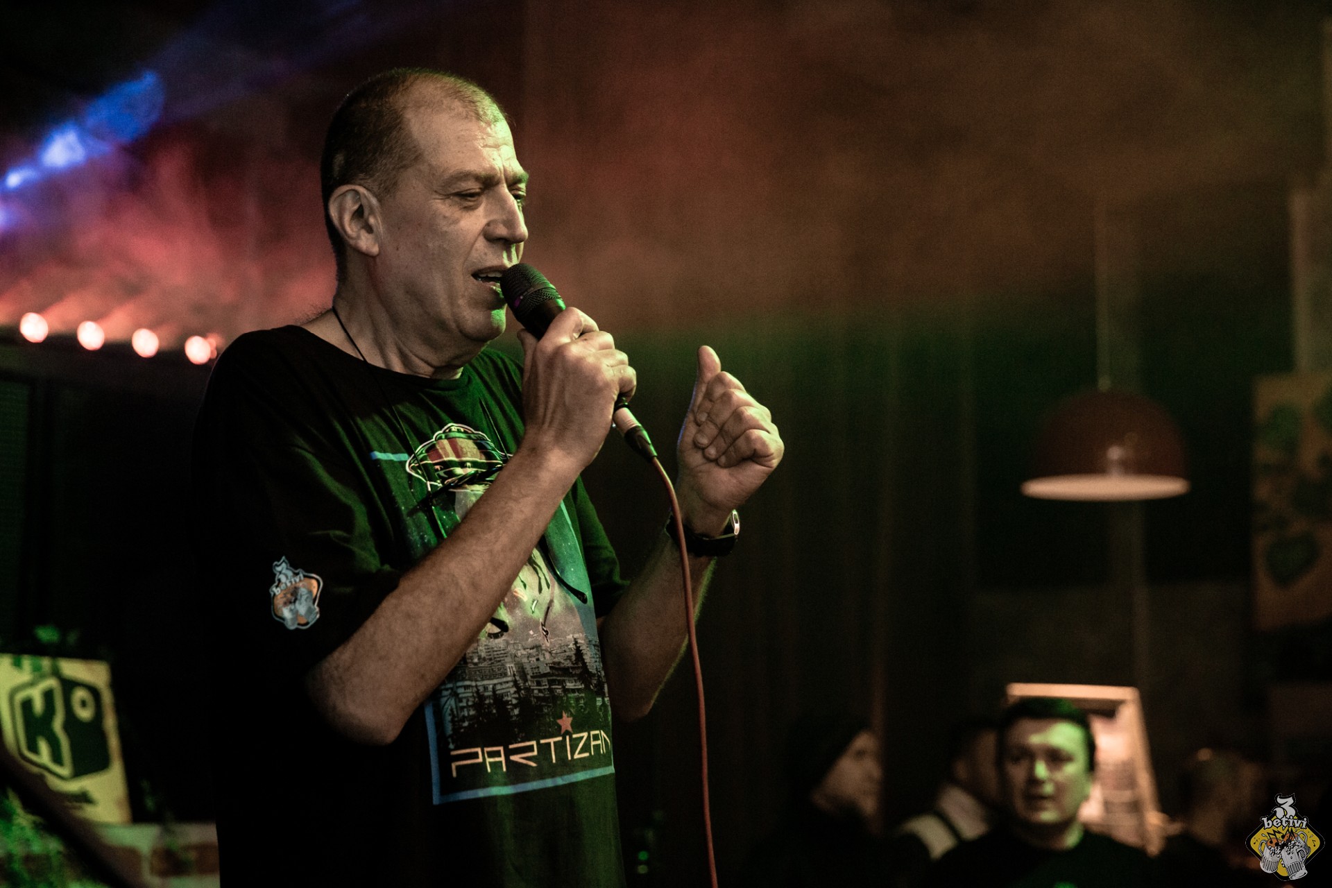 Poliţia s-a autosesizat după ce mama unei tinere a susţinut că Artanu de la „Timpuri Noi” i-a ”hărţuit” fiica, la un local