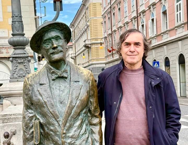  Mircea Cărtărescu, autoironic lângă statuia lui James Joyce, după anunţul Premiului Nobel pentru Literatură: „Ne uneşte-aceeaşi soartă”