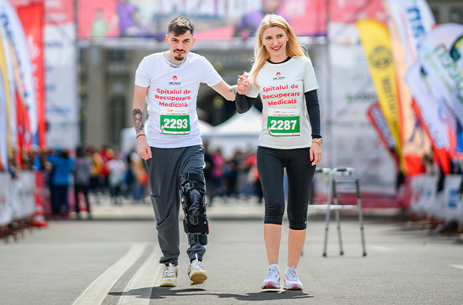 „Credeam că n-o să mai merg”: după un grav accident rutier, un tânăr de 25 de ani a reînvățat să facă primii pași la Spitalul de Recuperare Medicală Arcadia din Iași