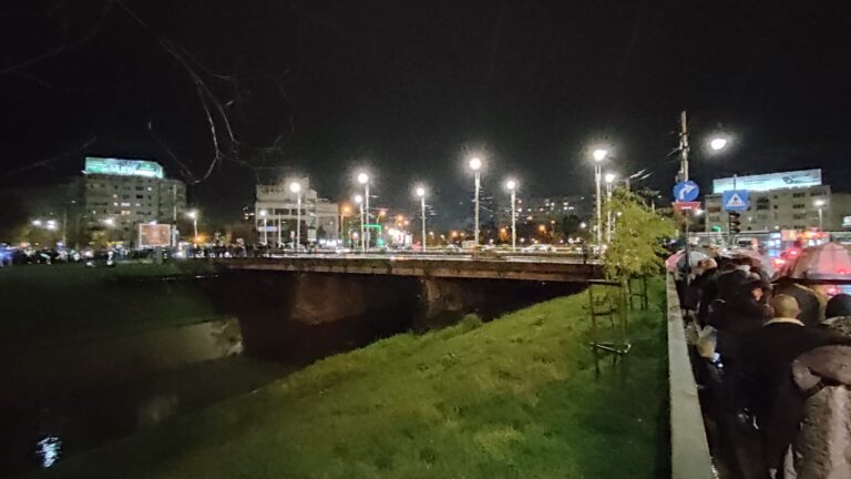 UPDATE Peste 20.000 oameni așteaptă să se închine la Sfânta Parascheva. Rândul a trecut de Podu Roș