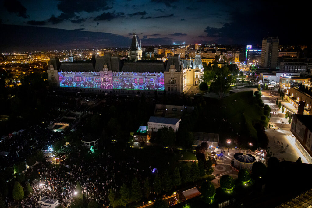 Artă digitală pe Palatul Culturii. Sâmbătă, în grădina Palas, are loc competiţia internaţională de video mapping Light Up Festival, urmată de un concert live by Delia