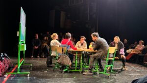 Elevi absenți, note „umflate” și goana după table inteligente. Realitatea școlilor din sate pe scena teatrului din Iași