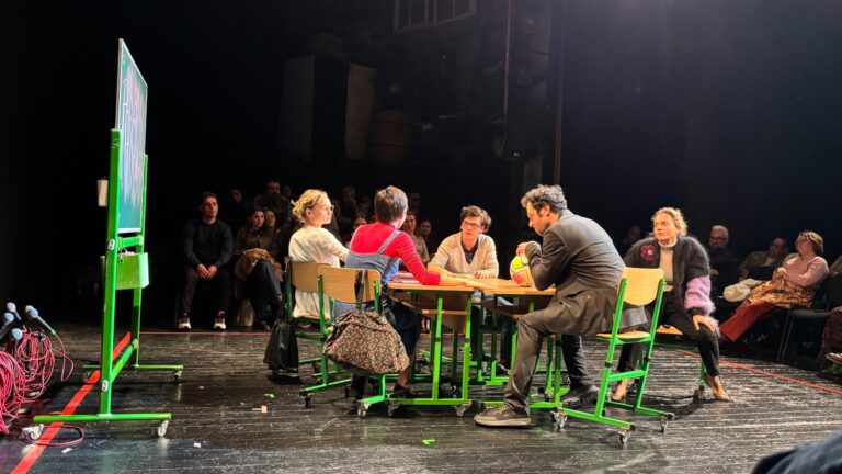 Elevi absenți, note „umflate” și goana după table inteligente. Realitatea școlilor din sate pe scena teatrului din Iași