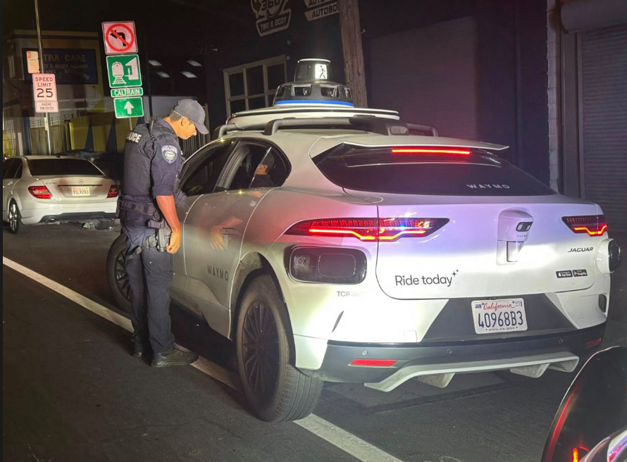  California: Polițiștii au tras pe dreapta o mașină autonomă, dar nu au putut aplica amendă