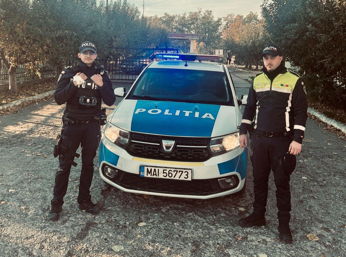 Doi polițiști ieșeni au spart ușa unei locuințe pentru a salva viața unei femei, după ce nepotul a sunat la 112. Au găsit-o într-o baltă de sânge