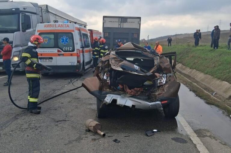 Accident grav în judeţul Vaslui. Au fost implicate trei autovehicule. Circulaţia pe DN 24 Bârlad-Vaslui este blocată în ambele sensuri