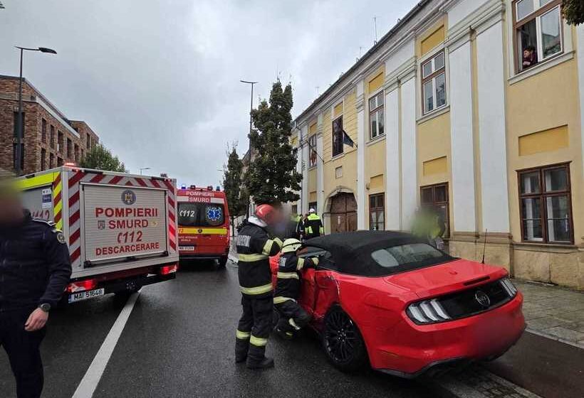 Cluj: Copil de 12 ani,  în stare gravă la spital, după ce a fost lovit de un autoturism ajuns pe trotuar