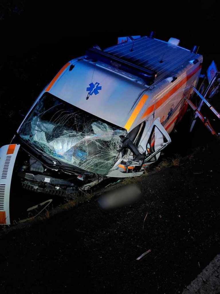  Cluj: Accident în care au fost implicate o ambulanţă şi un autoturism