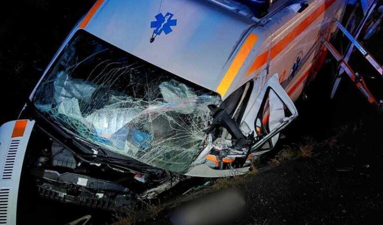 Cluj: Accident în care au fost implicate o ambulanţă şi un autoturism
