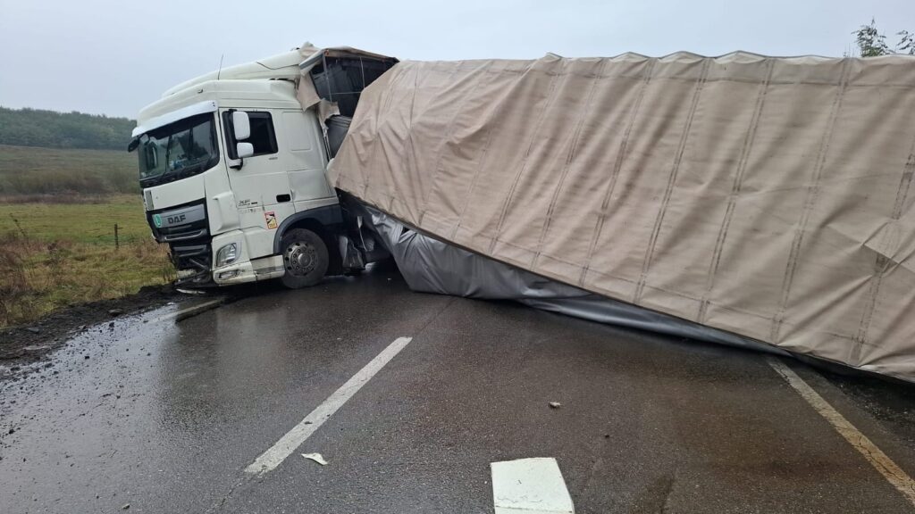  Accident șocant la Iași – Un camion s-a răsturnat peste o mașină. Doi morți (VIDEO)