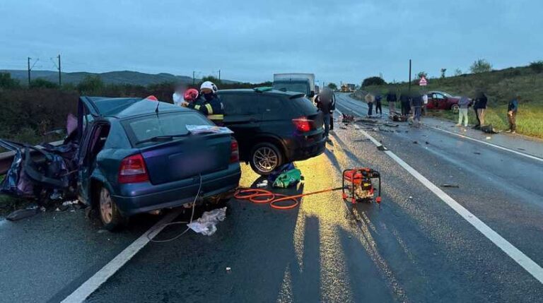 Accident în care au fost implicate trei autoturisme, pe DN 1C, în judeţul Cluj. Cinci răniţi, încarceraţi