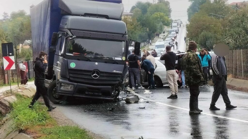  Accident grav de circulație în zona Grajduri, din cauza vitezei și șoselei ude. Două persoane au rămas încarcerate – UPDATE