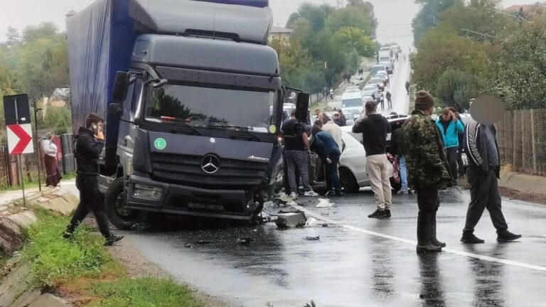 Accident grav de circulație în zona Grajduri, din cauza vitezei și șoselei ude. Două persoane au rămas încarcerate - UPDATE