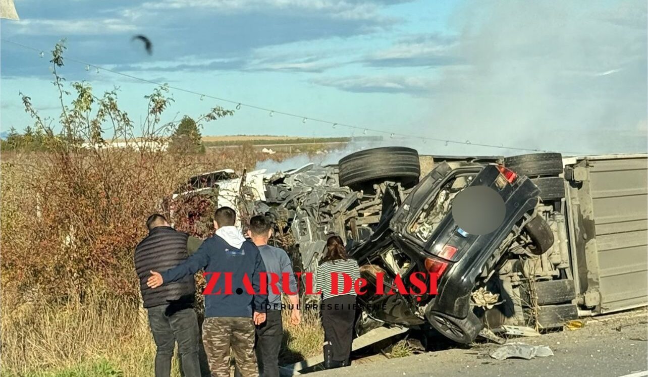 Accident grav la Iași. Un BMW a intrat într-o depășire periculoasă în curbă și s-a înfipt într-un camion. Două persoane au murit în urma impactului  - UPDATE