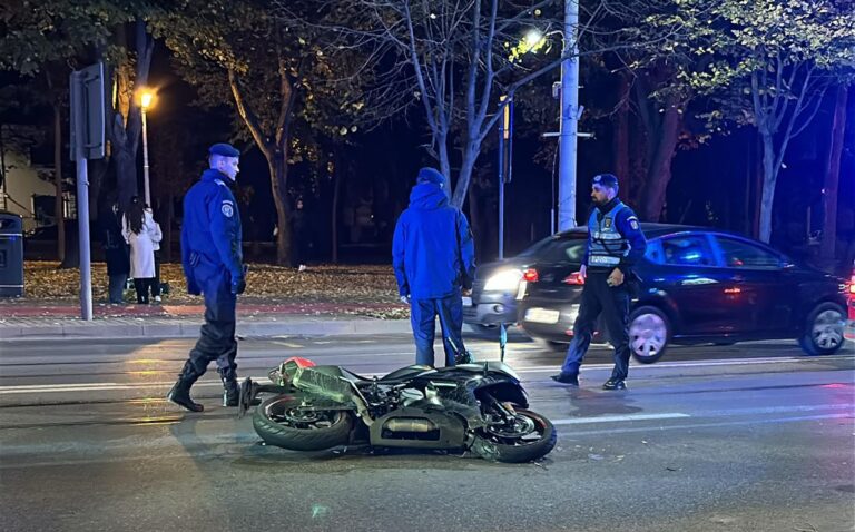 Accident în Copou: un motociclist de 18 ani, rănit ușor în urma impactului cu un autoturism