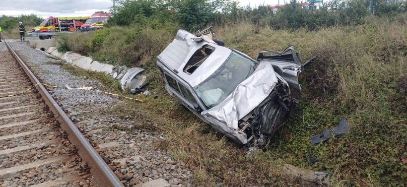  Suceava: Bărbat rănit după ce maşina în care se afla a fost lovită de tren la o trecere la nivel cu calea ferată