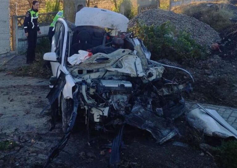 Tulcea: Un bărbat a murit după ce a intrat cu maşina într-un tractor