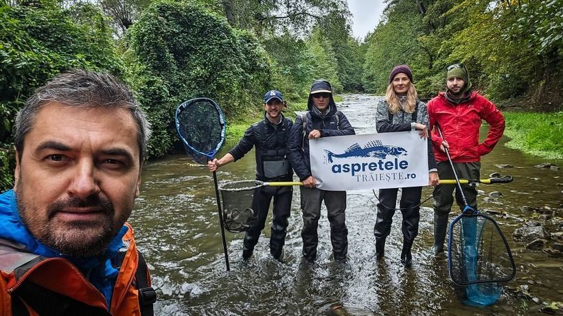  Activist de mediu semnalează poluare masivă pe râul Vâlsan, unde trăieşte aspretele, cel mai rar peşte de apă dulce din Europa