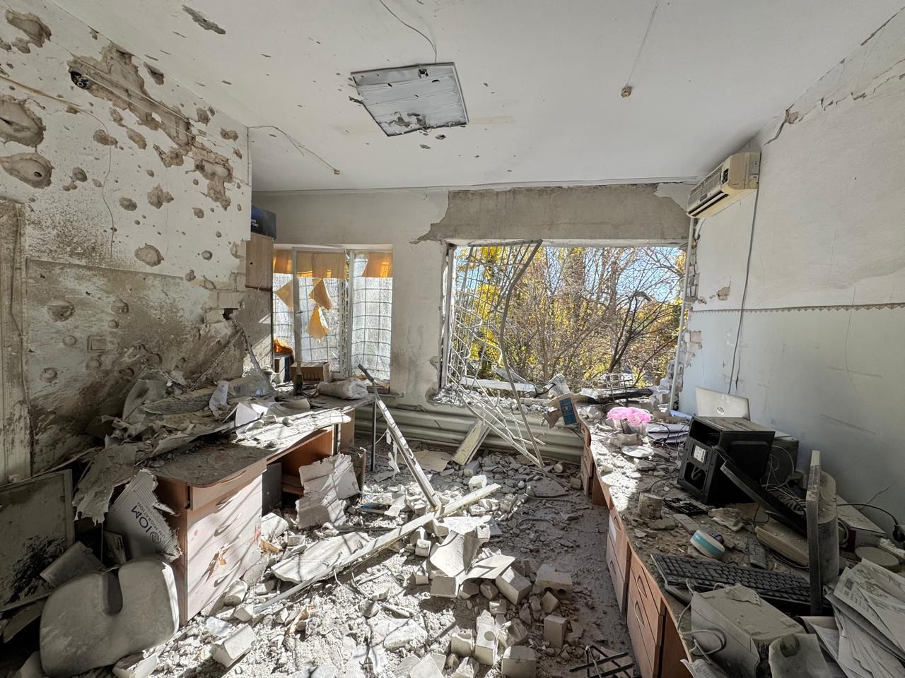 VIDEO | Rusia a atacat un spital pediatric din Herson. Sunt mai mulți răniți, inclusiv patru copii