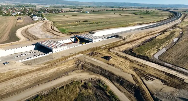 VIDEO | Autostrada Moldovei avansează: lucrările la tronsonul Focșani–Bacău, în plină desfășurare. Ce tronson ar putea fi deschis în curând