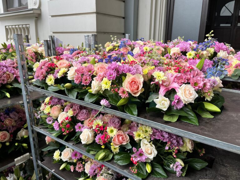 A început împodobirea baldachinului Sf. Parascheva. Domină crizantemele și crinii- FOTO/VIDEO