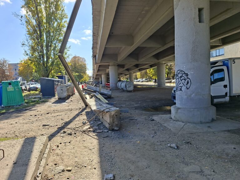 Circulație feroviară oprită între Bacău și Valea Seacă. O bucată de balustradă s-a desprins de pe un pod rutier