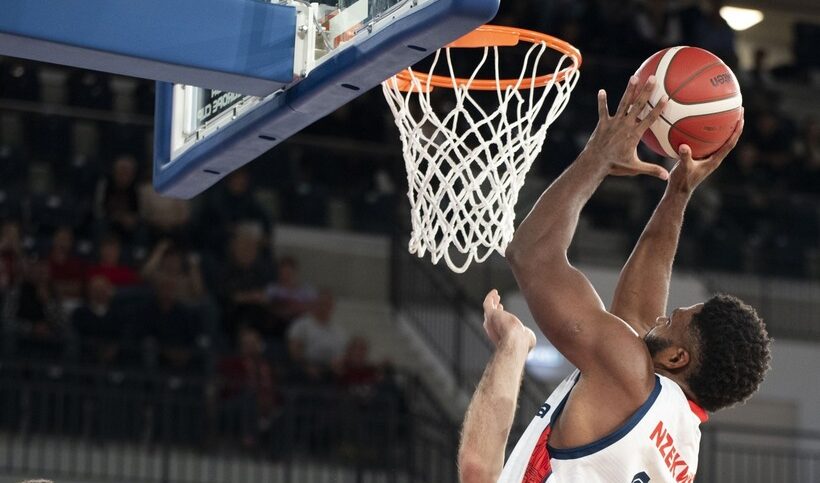  Baschet masculin: CSM Oradea, victorie, Corona Braşov şi CS Vâlcea, eşecuri, la debutul în grupele FIBA Europe Cup